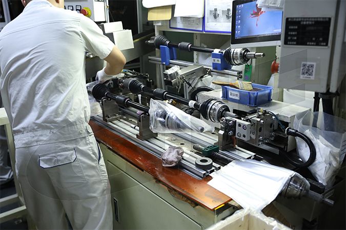 drive-shaft-noise-symptoms.jpg Diagnostiquer le bruit de clic de l'arbre d'entraînement pendant les virages